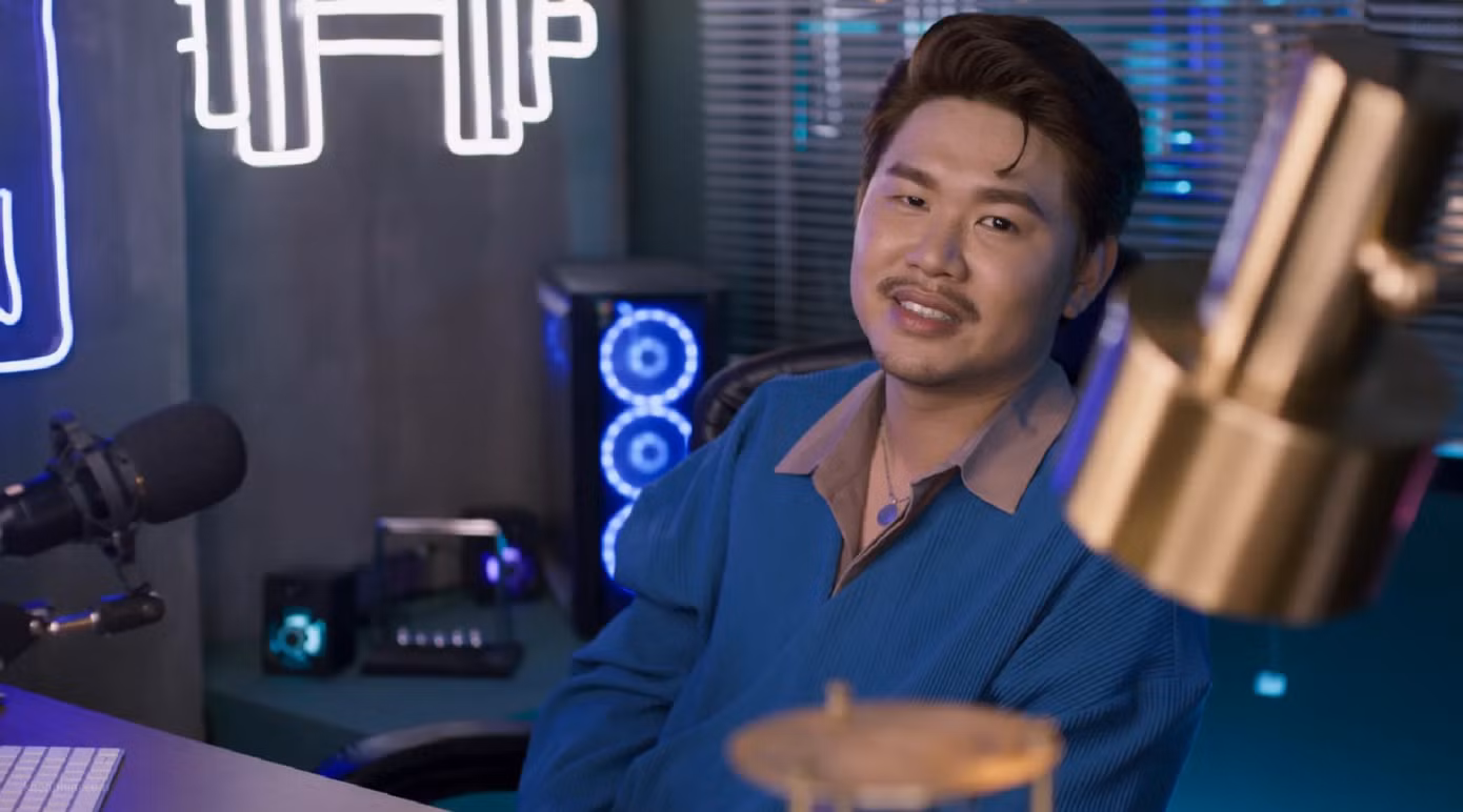 Quốc Khánh vào vai người chuyên review trên mạng.
