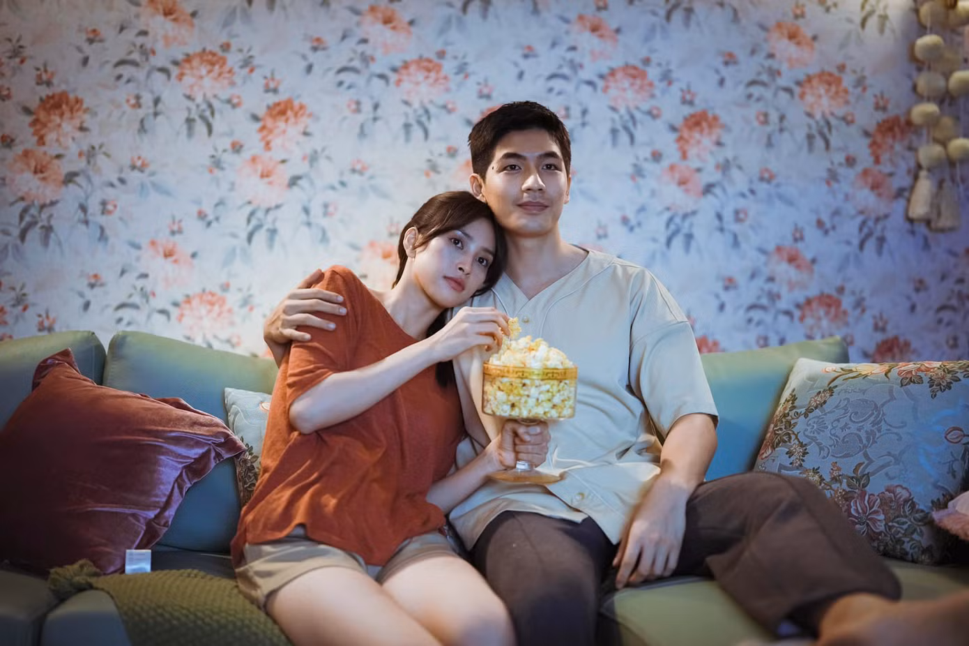 Quỳnh Anh (Tiểu Vy) sống với Quốc Anh (Quốc Anh) như vợ chồng.