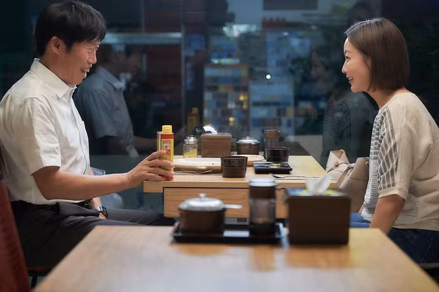 Tạo hình của Yoo Hae Jin và Kim Hee Sun trong phim.