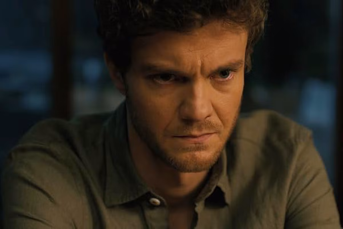 Jack Quaid ghi điểm với vai gã đàn ông thích kiểm soát phụ nữ.
