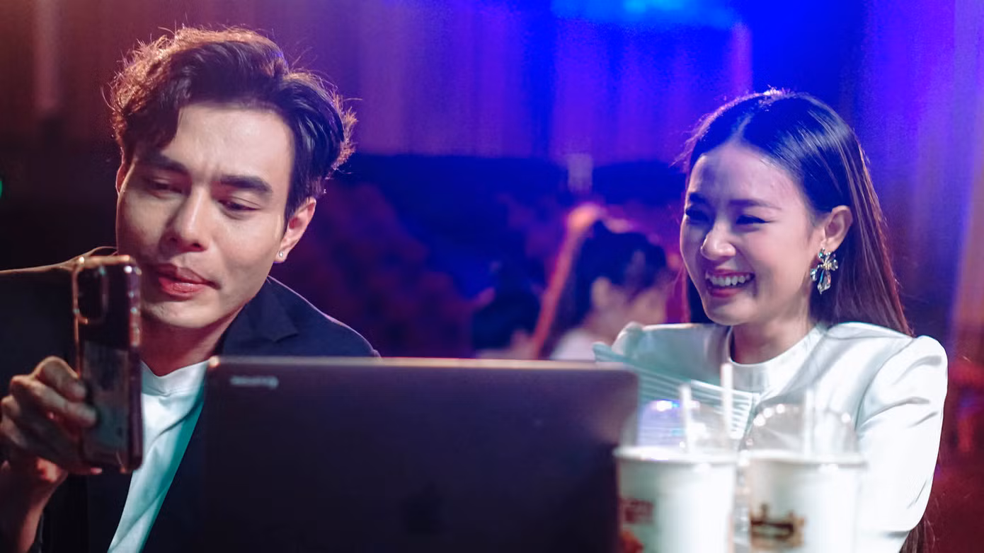Diễn xuất cơ cứng của Midu càng khiến chất lượng phim sụt giảm. Bù lại, Lê Dương Bảo Lâm tạo được tiếng cười trong một số cảnh quay.