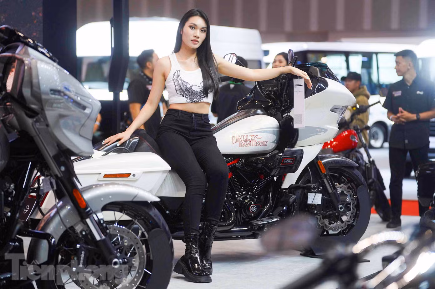 Đây được đánh giá là lựa chọn mang lại giá trị vượt trội cho những biker đam mê sức mạnh và hiệu suất. Khác với các mẫu Touring khác, CVO Road Glide ST được trang bị tay lái cao và yên solo liền khối cùng với một tư thế lái thể thao đậm phong cách "West Coast".