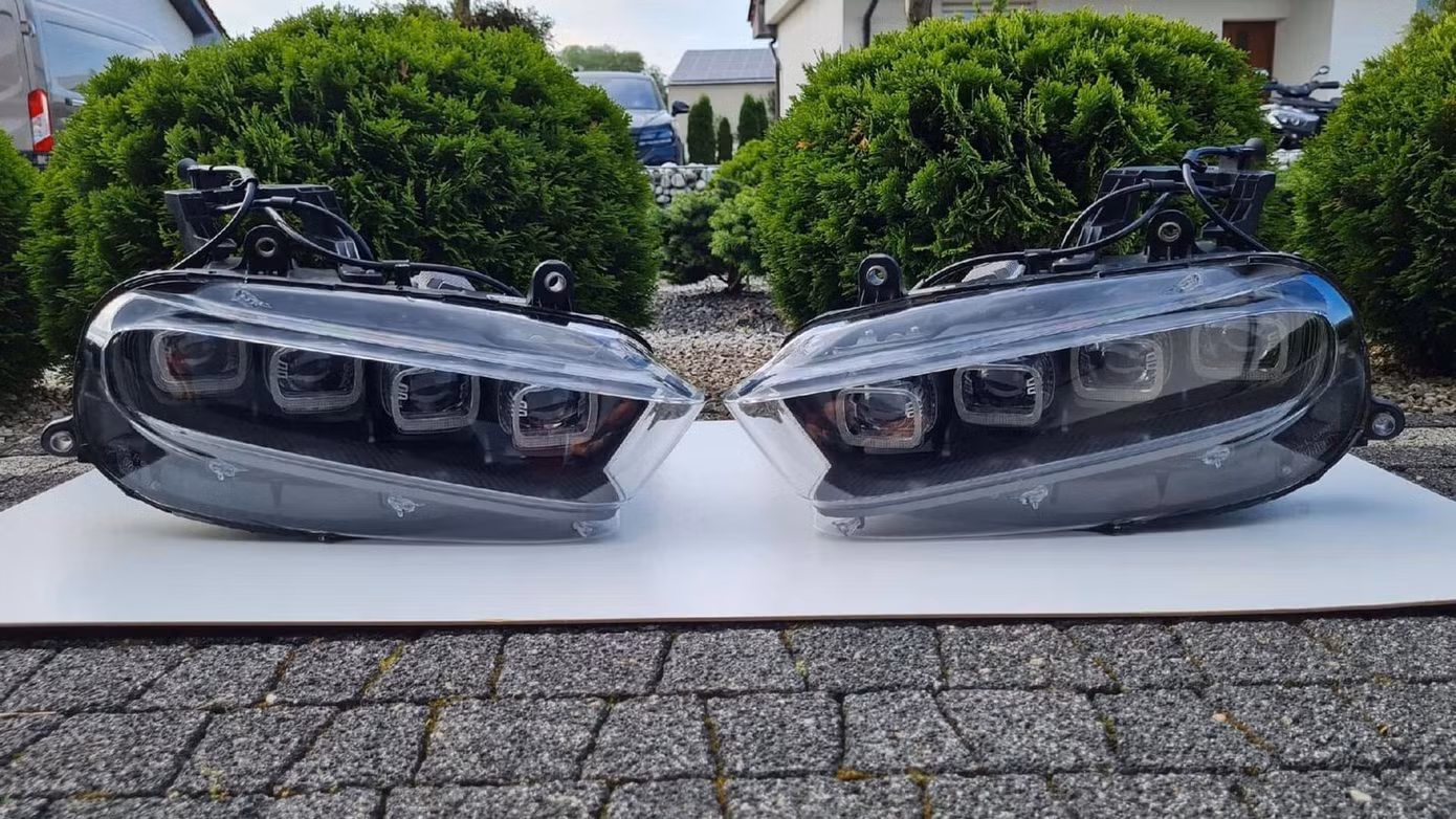 Cặp đèn pha Valeo 4 bóng của siêu xe Bugatti Chiron mang tính nhận diện cao. Ảnh: eBay.
