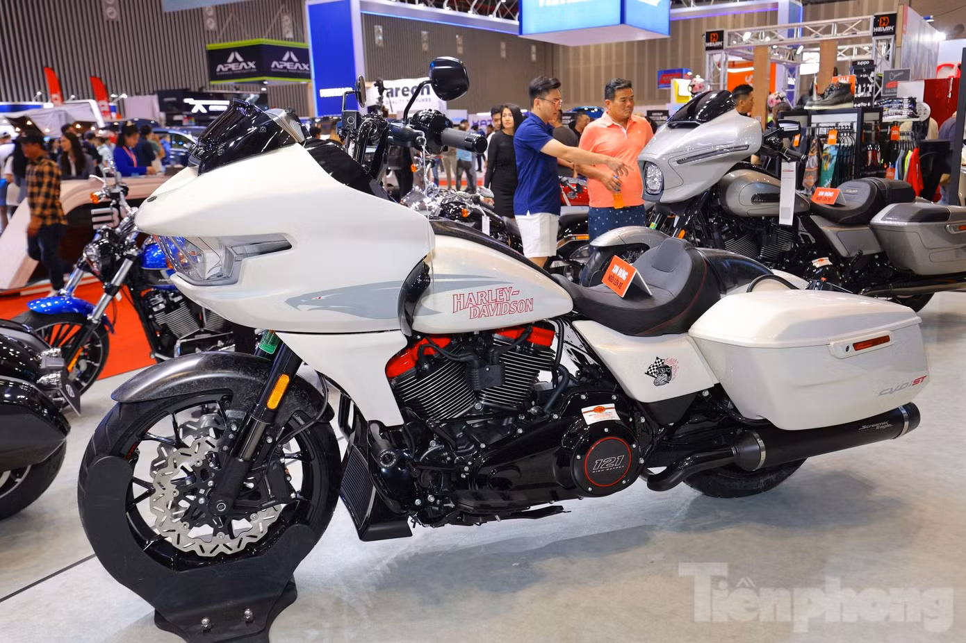 Trong đó, CVO Road Glide ST là chiếc xe hiệu suất cao và cao cấp nhất từng được Harley-Davidson sản xuất. Mẫu Touring này có giá 2,48 tỷ đồng cho phiên bản màu Golden White Pearl hoặc Raven Metallic.