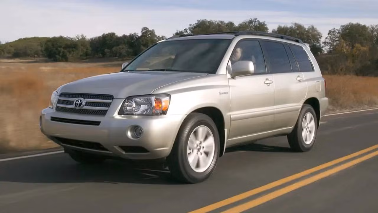 Một chiếc Toyota Highlander Hybrid đời 2006.