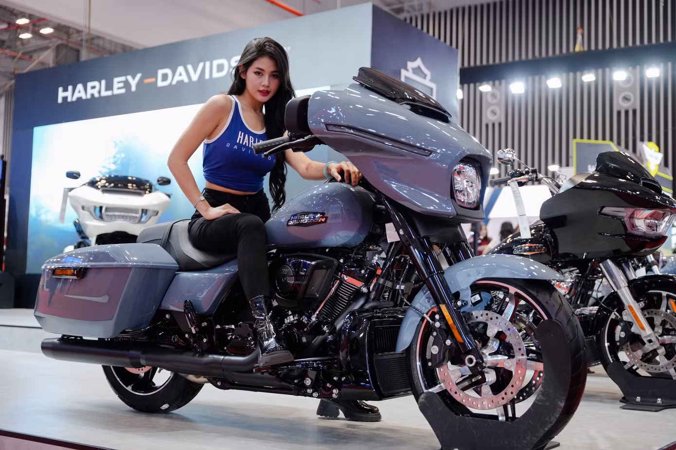 Nếu CVO Road Glide ST tập trung vào sức mạnh và hiệu suất, dòng CVO Street Glide lại được thiết kế để mang đến trải nghiệm lái xe đường dài thoải mái nhất.