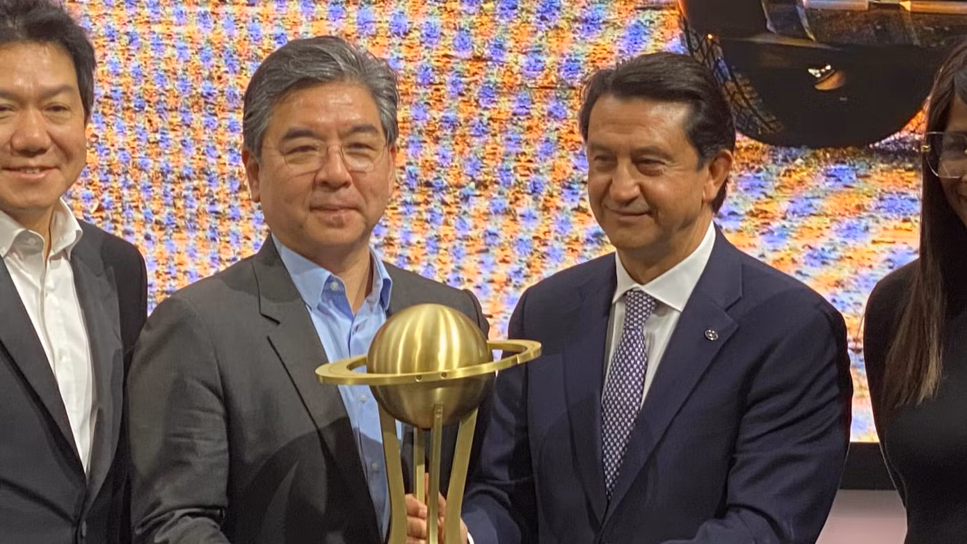 Chủ tịch Hyundai, Chang Jae-hoon và ông Jose Munoz tham dự Triển lãm ô tô quốc tế New York 2024. Ảnh: CNBC.