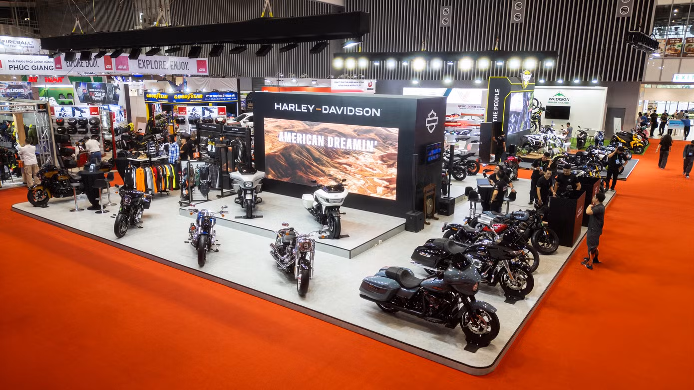 Tại triển lãm Vietnam Motor Show (VMS) 2024, thương hiệu mô tô phân khối lớn nổi tiếng Harley-Davidson mang đến một không gian trưng bày đậm chất phóng khoáng kiểu Mỹ, với sự xuất hiện của các mẫu xe nổi tiếng từ dòng Touring, Cruiser đến Sport.