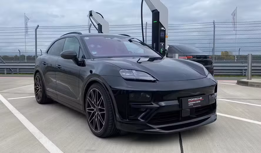 Hình ảnh rò rỉ của chiếc Porsche Macan EV 2024 chạy thuần điện.