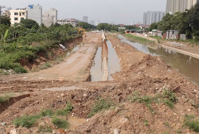 Kênh dẫn nước La Khê là một trong những hạng mục quan trọng để dự án, trong đó có trạm bơm Yên Nghĩa phát huy hiệu quả đầu tư, tuy nhiên trạm bơm đã thi công xong 2 năm nhưng kênh dẫn vẫn thi công ngổn ngang. Đây là nguyên nhân khiến nước sông Nhuệ dâng cao gây ngập Đại lộ Thăng Long và các khu dân cư lân cận, còn trạm bơm tiêu úng Yên Nghĩa lại không có nước hoạt động,
