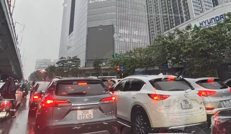 Nhiều tuyến phố Hà Nội sáng nay ùn tắc kéo dài do mưa, ngập.