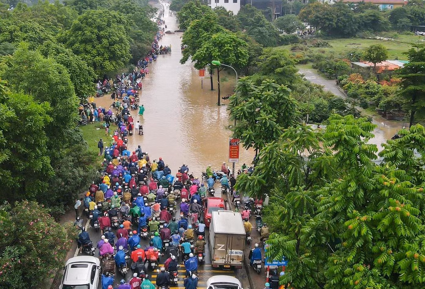 Đã xây dựng hơn xong hơn 10 năm nay, nhưng hệ thống thoát nước Đại lộ Thăng Long vẫn đang tự chảy ra sông.