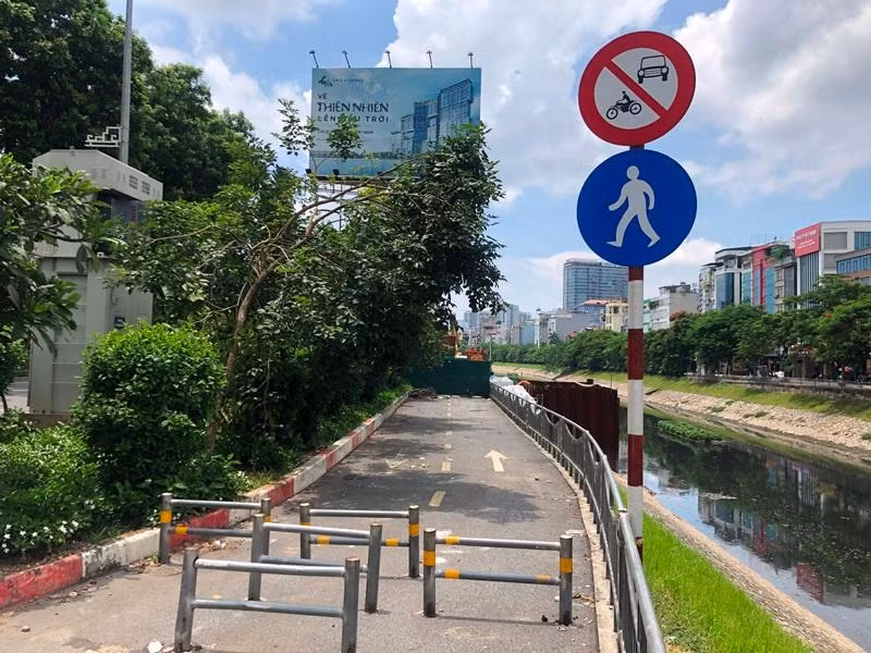 Với mục tiêu kè bờ chống sạt lở, làm đường đi bộ, đi xe đạp cho người dân, năm 2019 - 2020 Sở GTVT Hà Nội đã được thành phố chi ngân sách để làm tuyến đường đi bộ 2 làn đường dọc sông Tô Lịch từ Cầu Giấy đến chợ Ngã Tư Sở, dài gần 4km.
