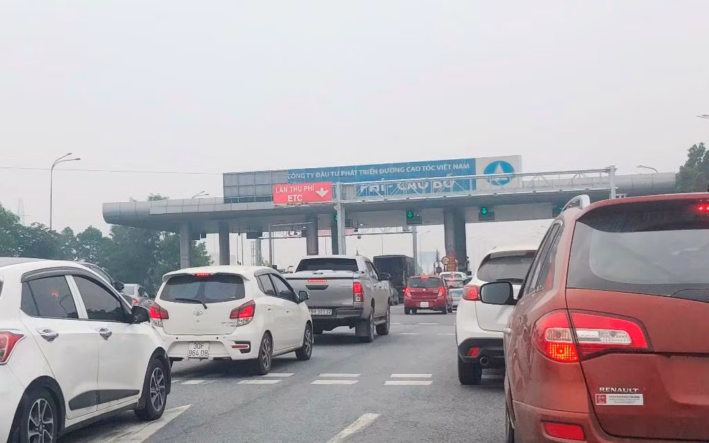 Ùn tắc tại trạm thu phí Cao Bồ