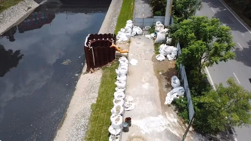 Lý giải về nguyên nhân rào đường đi bộ ven sông Tô Lịch để thi công, ông Trương Quốc Bảo - Giám đốc Ban Quản lý dự án Hệ thống xử lý nước thải Yên Xá (Ban Hạ tầng và nông nghiệp) cho biết, dự án đang thi công các giếng kỹ thuật trên dọc đường ống thu gom nước thải nằm dọc sông Tô Lịch về nhà máy xử lý.