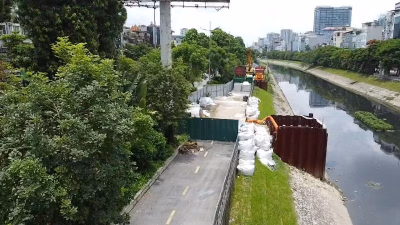 Tuy nhiên thời gian gần đây, nhiều đoạn đường đi bộ ven sông Tô Lịch bị phong tỏa hoàn toàn bởi các công trường thi công.