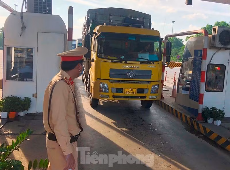 CSGT - Thanh tra giao thông được lãnh đạo Hà Nội yêu cầu triển chủ động dừng thu phí, xả trạm khi ùn tắc dịp nghỉ lễ 30/4 và 1/5 xảy ra. Cảnh ùn tắc tại trạm thu phí KM6 trên địa bàn Hà Nội trên tuyến Nội Bài - Lào Cai vừa qua. Ảnh: Anh Trọng