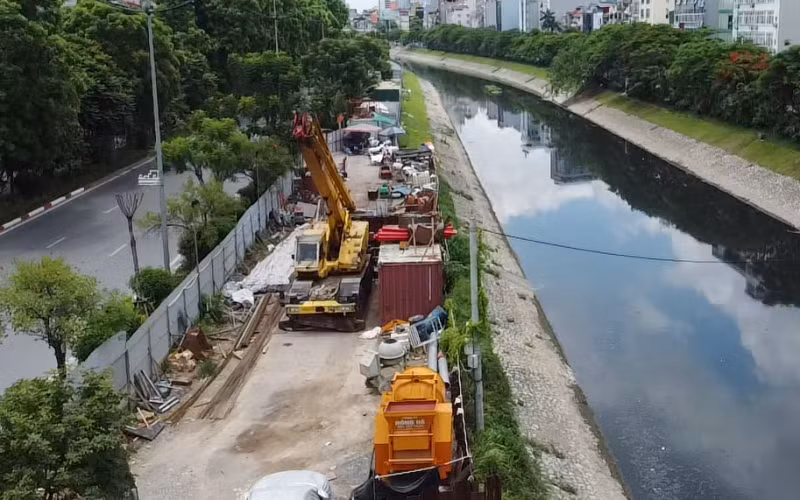 Sau khi kiểm tra, rà soát các đoạn bị rào vừa qua, đại diện Sở GTVT Hà Nội cho biết, hiện tuyến đường đi bộ dọc sông Tô Lịch đang rào nhiều đoạn để phục vụ thi công dự án xử lý nước thải Yên Xá có tổng mức đầu tư trên 13.000 tỷ đồng.