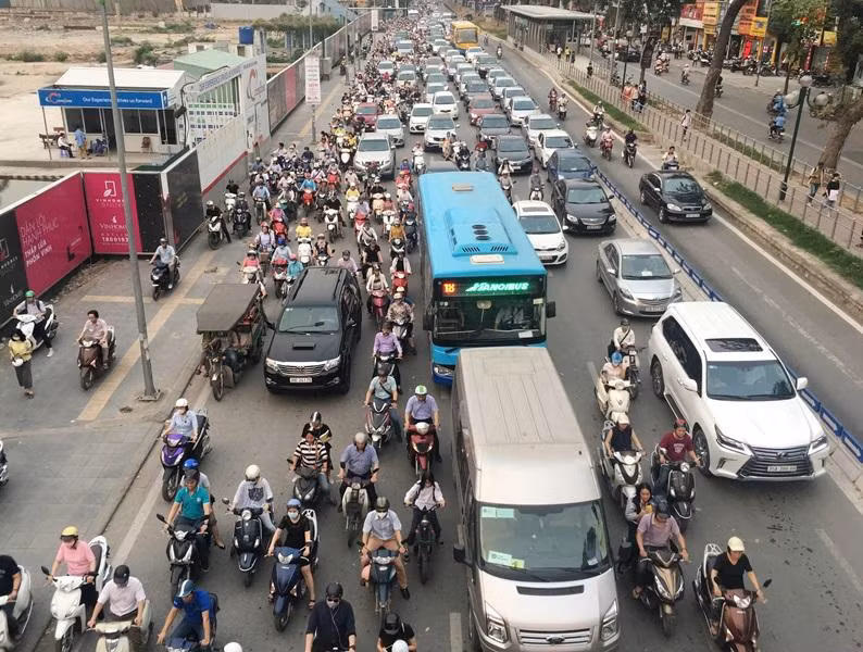 Ùn tắc trên đường phố Hà Nội. Ảnh: T.Đảng