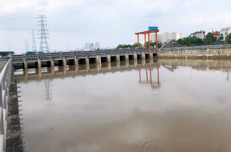 Hồ thu gom và chứa nước để trạm bơm Yên Nghĩa hoạt động ngày hôm qua cạn sâu.