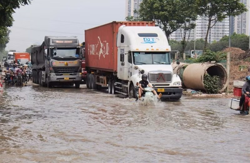 Cho ý kiến về việc sau hơn một ngày Hà Nội không còn mưa lớn, nhưng một số hầm chui và đường gom Đại lộ Thăng Long vẫn ngập sâu, đại diện Cty Thoát nước Hà Nội vừa thông tin với PV Tiền Phong: nguyên nhân ngập kéo dài là do nước sông Nhuệ dâng cao, dẫn đến hệ thống thoát nước tự chảy bị tê liệt. Ảnh chụp trên Đại lộ Thăng Long chiều 25/5.