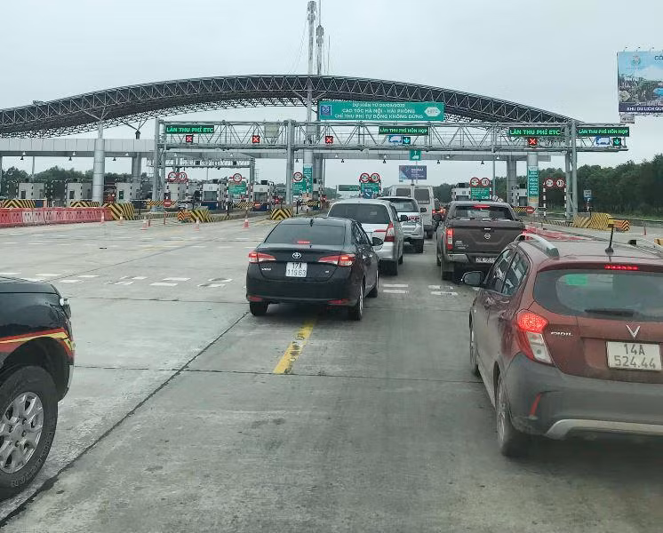 Ùn tắc kéo dài trên cao tốc Hà Nội - Hải Phòng đoạn qua trạm thu phí về Hà Nội chiều nay.