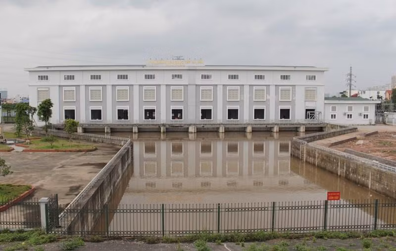 Với mục tiêu đảm bảo tiêu chống úng cho địa bàn các quận, huyện Hà Đông, Hoài Đức và Đại lộ Thăng Long… năm 2013 UBND thành phố Hà Nội ký quyết định để Sở NN&amp;PTNT thực hiện dự án Cải thiện hệ thống tiêu nước khu vực phía Tây thành phố, trong đó có trạm bơm tiêu Yên Nghĩa - bơm nước ngập từ sông Nhuệ ra sông Đáy. Dự án có tổng mức đầu tư hơn 5.700 tỷ đồng và trạm bơm Yên Nghĩa với công suất 120m3/s đã hoàn thành từ năm 2020.