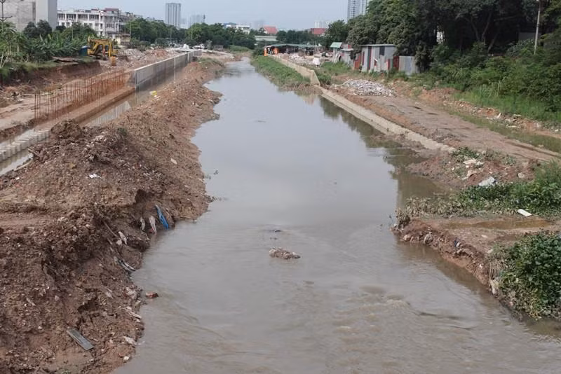 Đi dọc kênh dẫn nước từ sông Nhuệ vào hồ trạm Bơm Yên Nghĩa dài hơn 5km, PV Tiền Phong phát hiện, trạm bơm có công suất bơm thoát lũ lớn nhất Hà Nội (120m3 nước/giây - lớn hơn cả trạm Yên Sở) nhưng kênh dẫn nước đang chảy về hồ bơm với dòng chảy nhỏ.