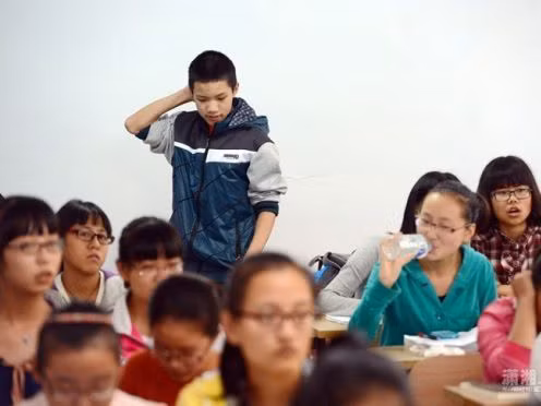 Chen bắt đầu cuộc sống sinh viên của mình khi bước vào tuổi 13 và phải xa gia đình