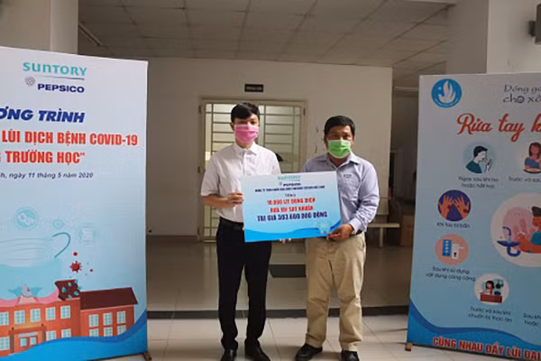 Hơn 10 nghìn lít dung dịch sát khuẩn dành tặng sinh viên ảnh 1