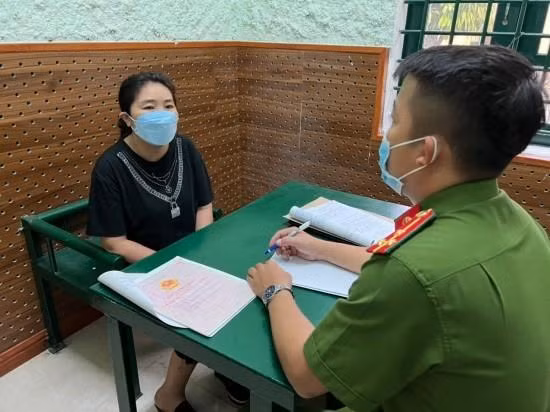 Công an TX. Ba Đồn làm việc với đối tượng Lan