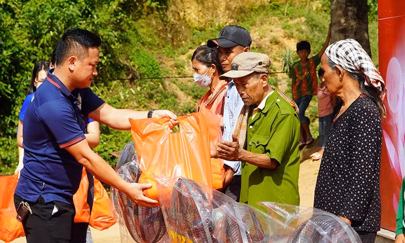 Các hội nhóm, mạnh thường quân tặng quà cho bà con bản Khe Cát xã Trường Sơn (Quảng Ninh - Quảng Bình).