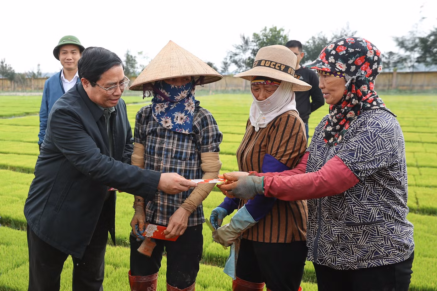 Thủ tướng lì xì đầu năm mới cho bà con nông dân (Ảnh: Nhật Bắc).