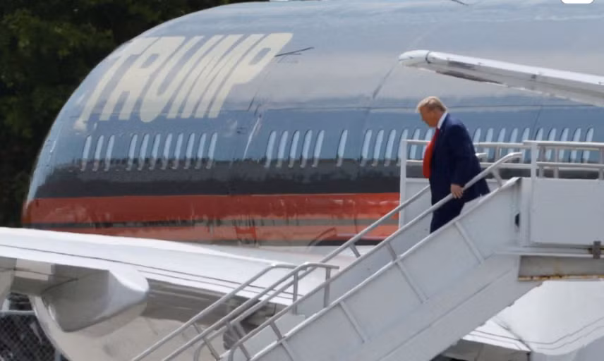 Ông Trump đến Miami bằng chiếc máy bay riêng. (Ảnh: Reuters)
