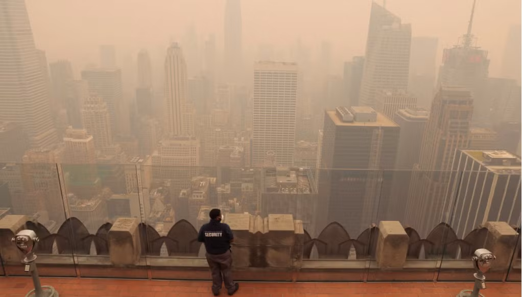 Một bảo vệ đứng nóc trung tâm Rockefeller ở New York ngày 7/6. (Ảnh: Reuters)