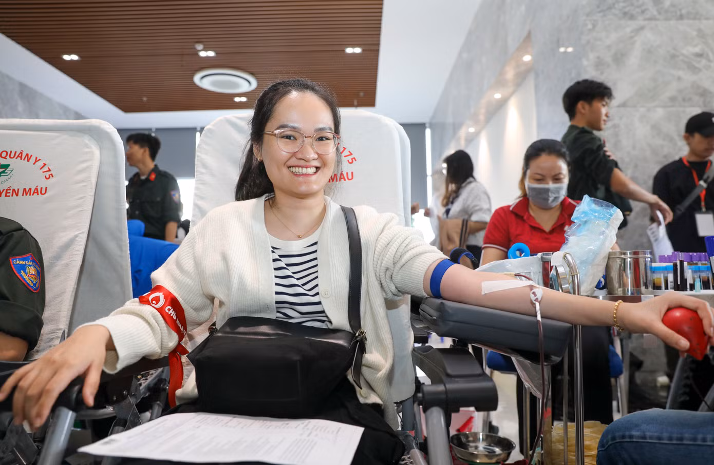 Năm nay, chương trình được phát động tại Trường Đại học Văn Hiến (TPHCM) vào sáng 3/12 với sự phối hợp của Bệnh viện Quân y 175, Trung đoàn Cảnh sát Cơ động Đông Nam TPHCM (thuộc Bộ Công An).