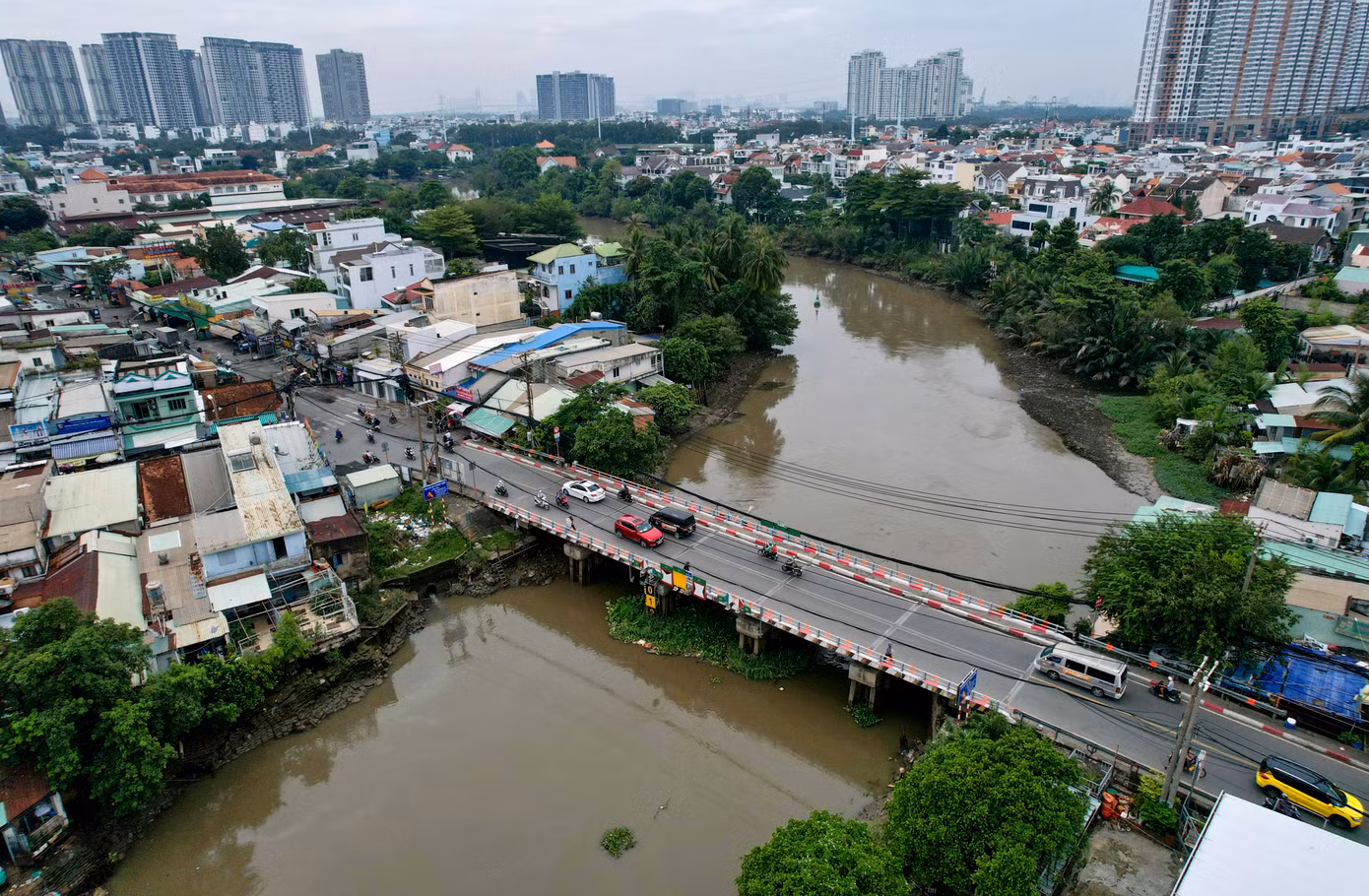 Đường Nguyễn Thị Định là một trong những tuyến đường huyết mạch của TP. Thủ Đức nối dài từ đại lộ Mai Chí Thọ đến cảng Cát Lái dài gần 6km đi qua đường Võ Chí Công và giao với Nguyễn Duy Trinh.