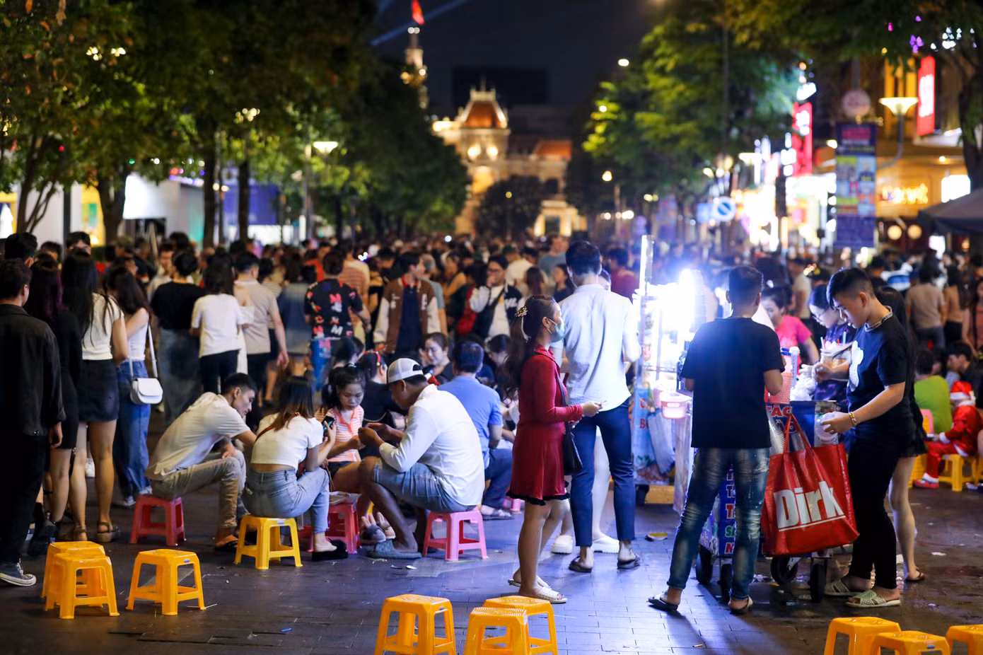Buôn bán hàng rong nhộn nhịp trên nhiều tuyến đường.