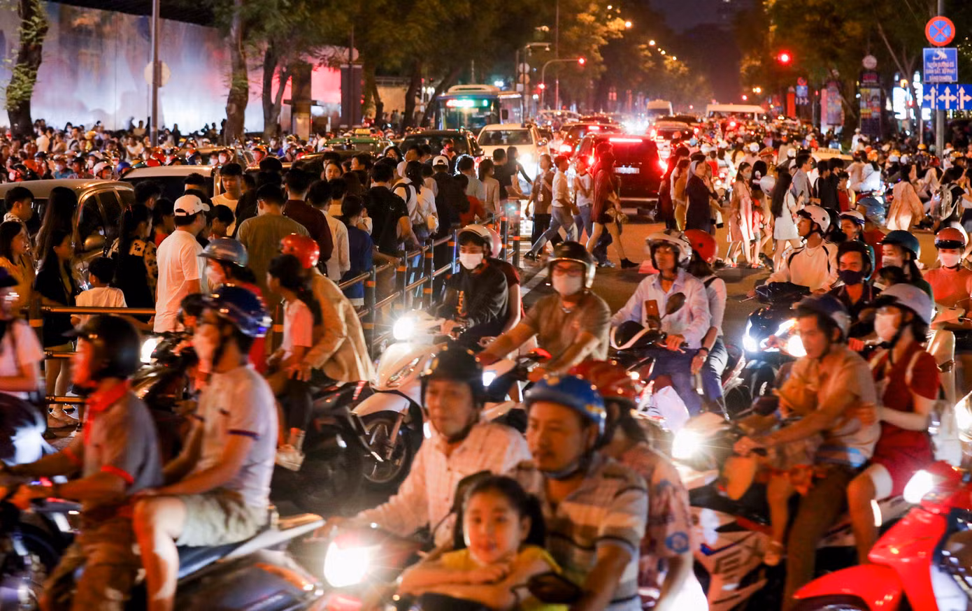 Càng về khuya, lượng người đổ về khu vực trung tâm càng đông khiến giao thông ở một số tuyến đường bị rối loạn.