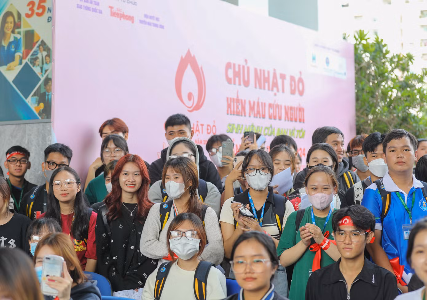 Ngày hội có sự tham dự động viên của lãnh đạo các bộ, ban ngành; thu hút hơn 3.000 lượt cán bộ, giảng viên, sinh viên của trường Đại học Văn Hiến, Công ty Cổ phần phát triển Hùng Hậu và hơn 50 chiến sĩ Cảnh sát cơ động tham gia hiến máu.