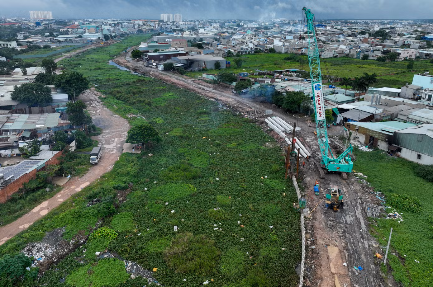 Kênh Tham Lương - Bến Cát - Rạch Nước Lên dài khoảng 31,5 km và là kênh dài nhất ở TPHCM. Sau khi chảy qua 7 quận huyện phía tây, kênh đổ nước vào sông Sài Gòn. Dự án Xây dựng hạ tầng và cải tạo môi trường kênh Tham Lương - Bến Cát - Rạch Nước Lên được thực hiện với mục tiêu thoát nước, chống ngập và giải quyết ô nhiễm, kết nối hạ tầng giao thông.
