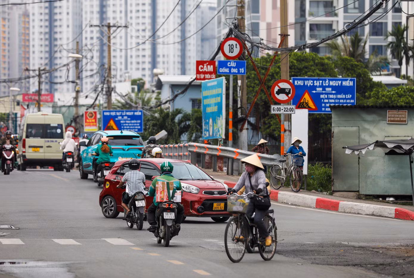 Đại diện của Sở GTVT TPHCM cho biết, do quy hoạch mặt đường Nguyễn Thị Định còn khá hẹp mà lượng xe cộ qua đây, nhất là container ngày càng tăng nên dẫn đến tính trạng xuống cấp nhanh chóng.