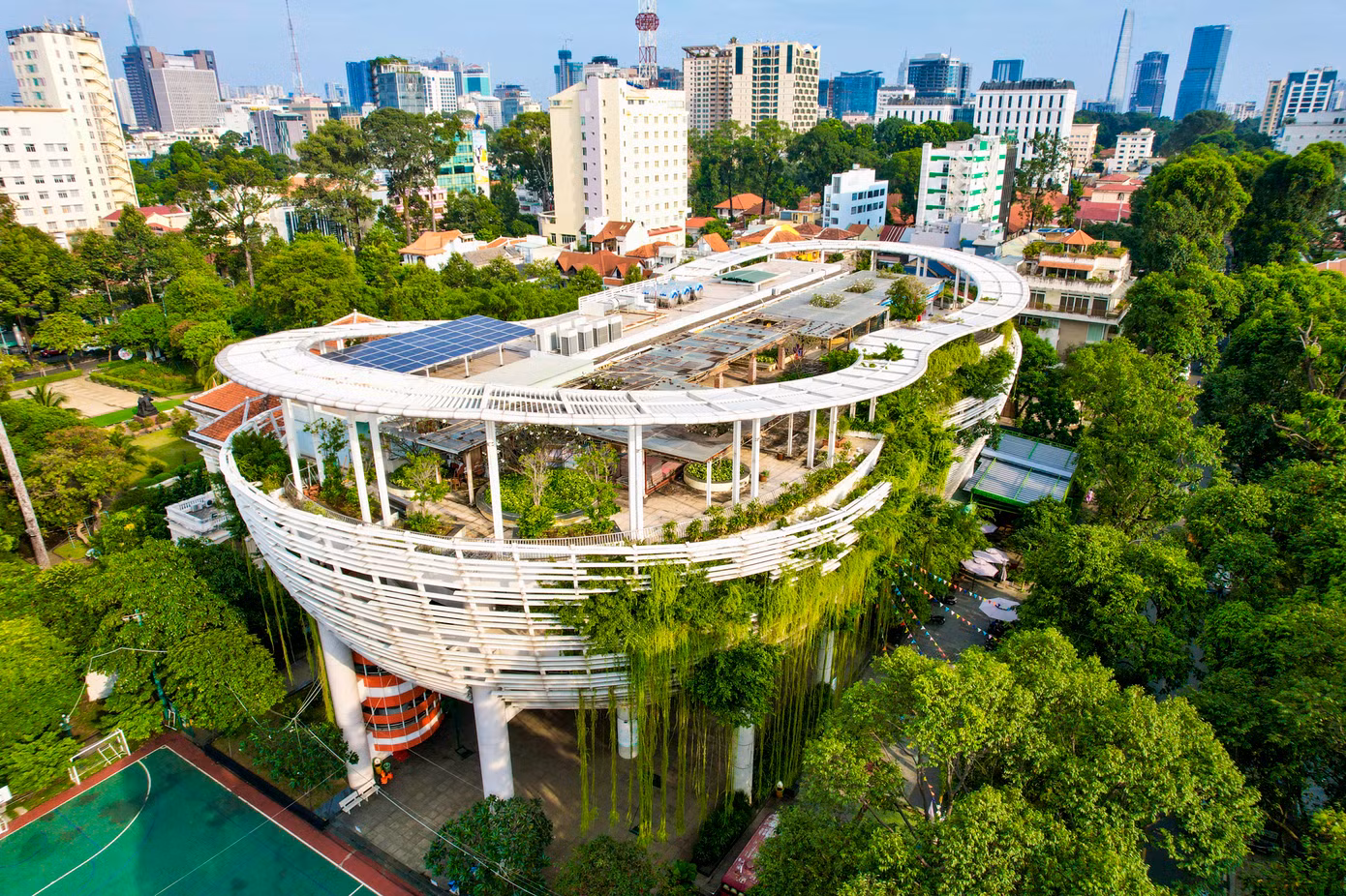 Tọa lạc tại 169 Nam Kỳ Khởi Nghĩa (Quận 3, TPHCM), Nhà Thiếu nhi TPHCM nằm trên khu đất vàng, được bao quanh bởi các tuyến đường: Nam Kỳ Khởi Nghĩa, Tú Xương, Lê Quý Đôn và Võ Thị Sáu.