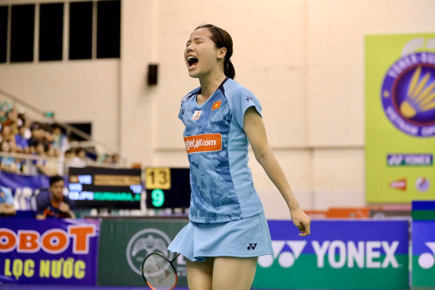 Ở hiệp đầu tiên, Thuỳ Linh cho thấy được sự ổn định, sự tinh tế trong những pha bỏ nhỏ rất khó chịu và giành thắng lợi với cách biệt 21-14.