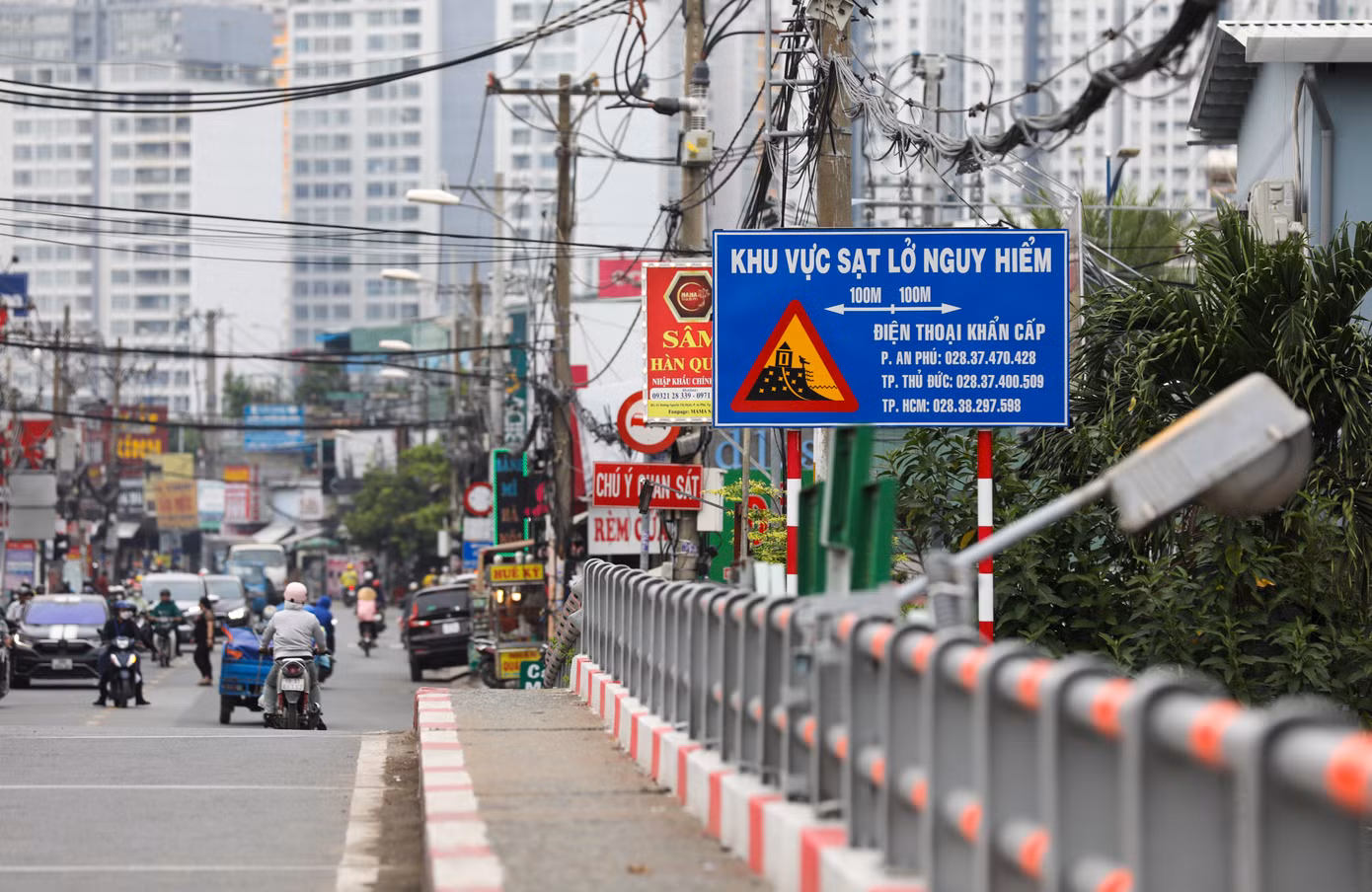 Xung quanh khu vực cầu Giồng Ông Tố là khu vực có dấu hiệu bị sạt lở nặng.
