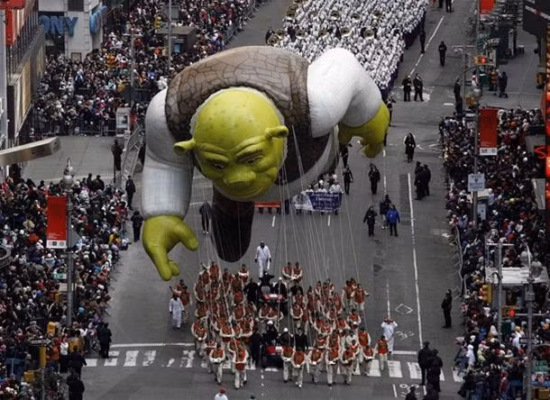 Những người diễu hành mang trái bóng hình nhân vật trong phim hoạt hình Shrek - từng đoạt giải Oscar năm 2001, đi ngang qua Quảng trường Thời đại ở New York.