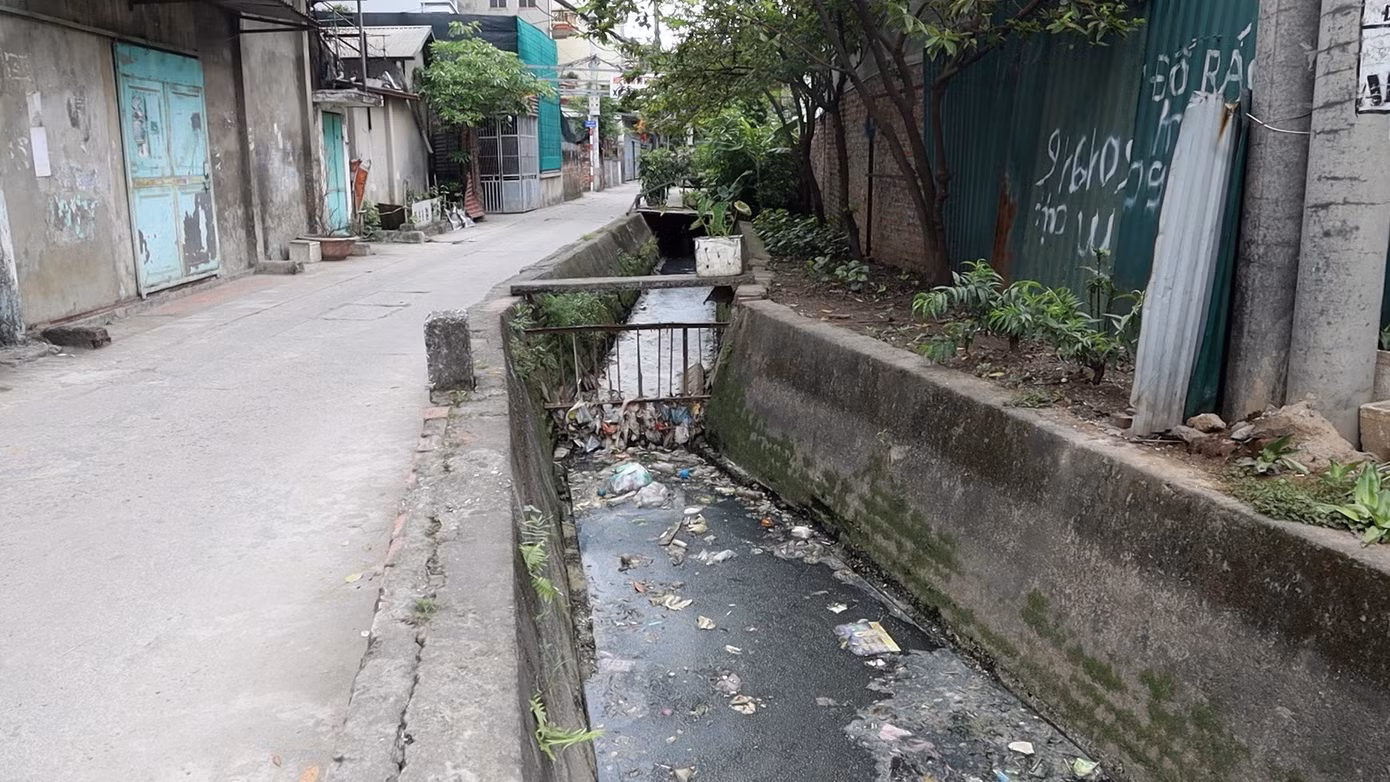 Một con mương khác ở ngõ 196 Đại Mỗ (quận Nam Từ Liêm) cũng chung số phận ô nhiễm.