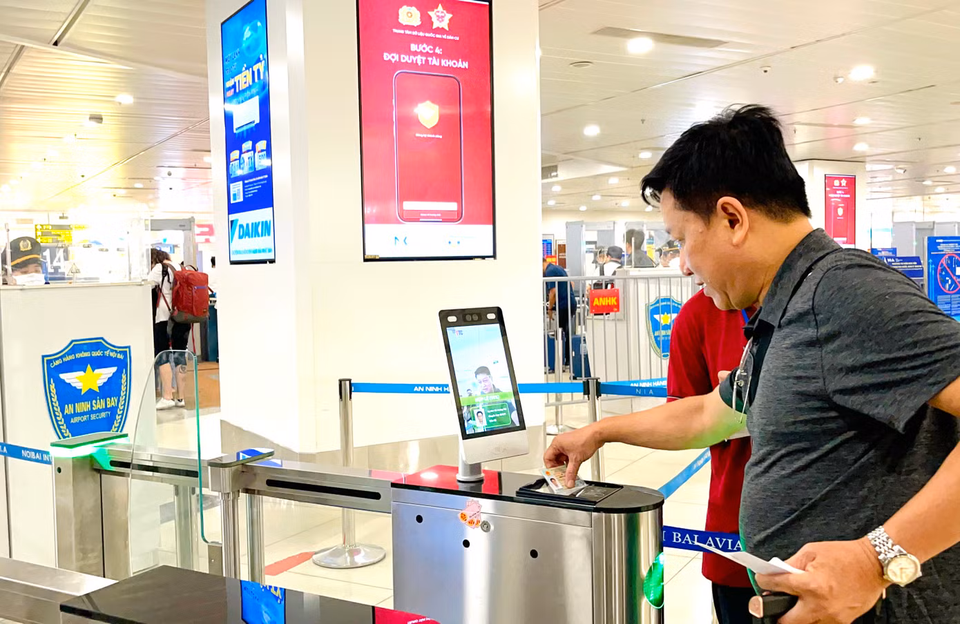 Việc ứng dụng CCCD gắn chíp và giải pháp xác thực hành khách giúp việc làm thủ tục bay nội địa tại sân bay Nội Bài nhanh hơn, tránh ùn tắc cho khách hàng.