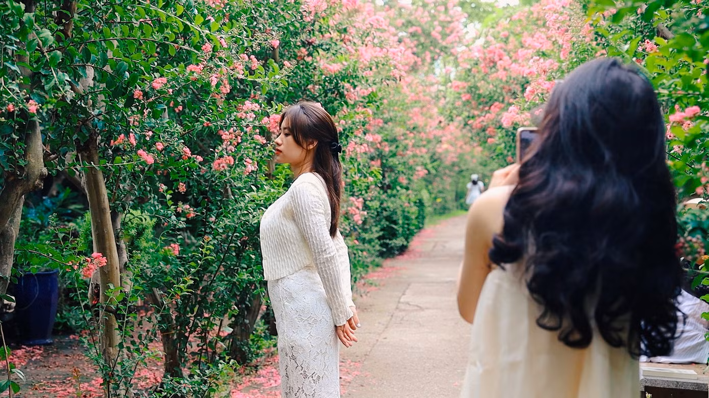 Những ngày cuối tuần, công viên thu hút rất nhiều bạn trẻ đến chụp hình lưu giữ những khoảnh khắc đẹp nhất.