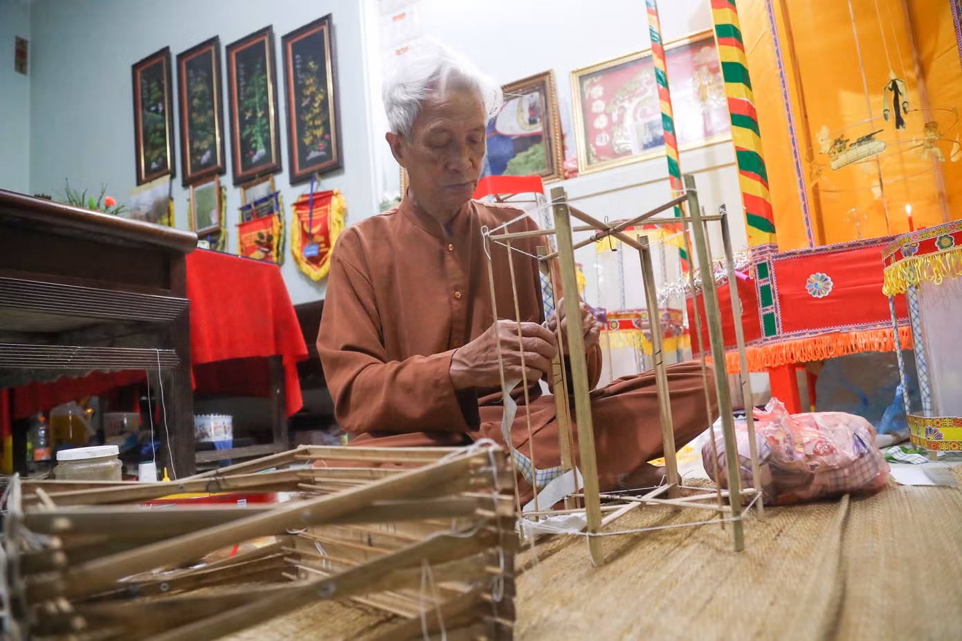 Làng Đàn Viên (xã Cao Viên, huyện Thanh Oai, Hà Nội) là ngôi làng có truyền thống lâu đời làm đồ chơi Trung thu, đặc biệt là những chiếc đèn kéo quân.